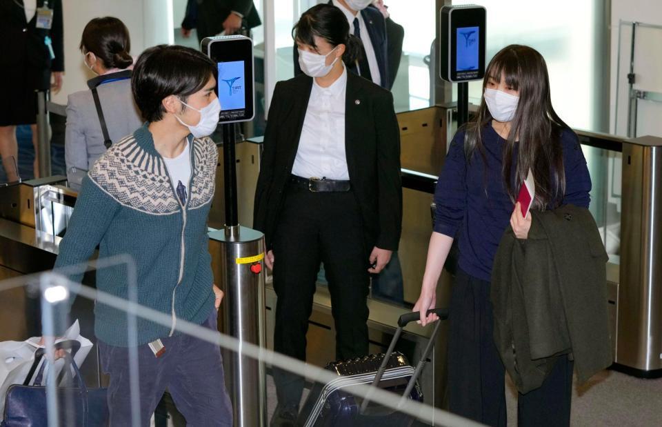 　米国に出発する秋篠宮ご夫妻の長女眞子さん（右）と夫の小室圭さん＝１４日午前、羽田空港