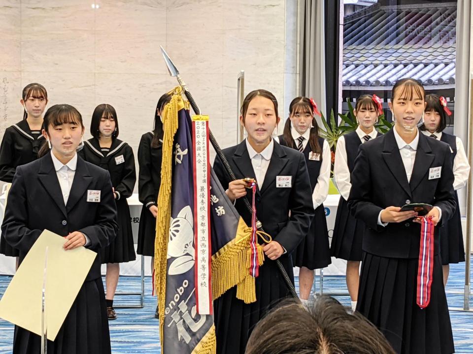 　「花の甲子園２０２１」で優勝し、校歌を歌う岐阜県立岐阜商業高校の（左から）古田羽菜さん、横山あこさん、松本夕奈さん