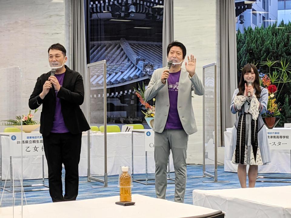 　「花の甲子園２０２１」で配信ゲストを務めた藤崎マーケットの田崎佑一（左）、トキ（中央）、大会アンバサダーのＮＭＢ４８・梅山恋和