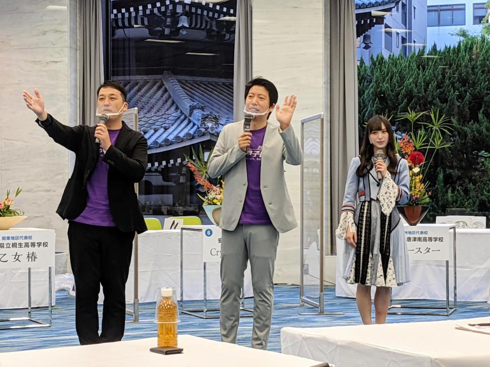 　「花の甲子園２０２１」で配信ゲストを務めた藤崎マーケットの田崎佑一（左）、トキ（中央）、大会アンバサダーのＮＭＢ４８・梅山恋和