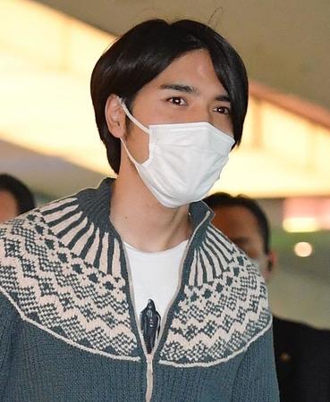 　ダース・ベイダーがプリントされたＴシャツを着た小室圭さん