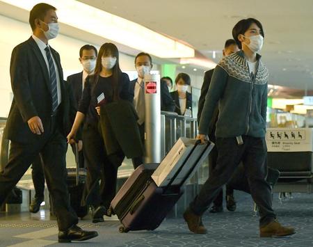 　ニューヨークに向けて出発する小室圭さん（右）と小室眞子さん