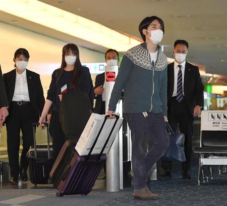 　ニューヨークに向けて出発する小室圭さん（右）と小室眞子さん