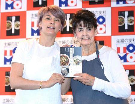 梅宮辰夫さんの残した料理帖を元に製作したレシピ本の出版イベントに登場した梅宮アンナ（左）とクラウディア＝東京・ｐａｔｉａ東京ベイサイド店（撮影・高石航平）