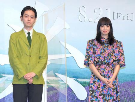 　映画「糸」の完成報告会にそろって出席した菅田将暉（左）と小松菜奈＝２０２０年８月