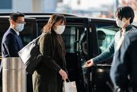 　米ニューヨークのケネディ国際空港に到着した小室眞子さん（中央）と夫の圭さん（右）＝14日（代表撮影・共同）