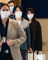 　米ニューヨークのケネディ国際空港に到着した、（右から）秋篠宮ご夫妻の長女眞子さんと夫の小室圭さん＝14日（代表撮影・共同）