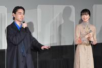 　映画「糸」の初日舞台あいさつでトークで盛り上がる菅田将暉（左）と小松菜奈＝２０２０年８月