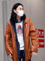 　左手薬指にちらっと見える指輪＝東京・有楽町のニッポン放送（撮影・佐藤厚）