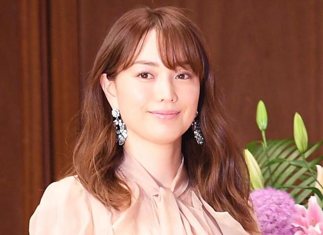 蛯原友里「出産前最後のお仕事」写真が「美しすぎ」「妊婦にはとても 