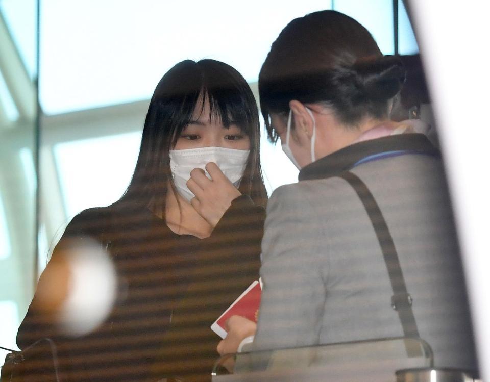 ゲートで航空会社職員と話す小室眞子さん＝羽田空港（撮影・西岡正）