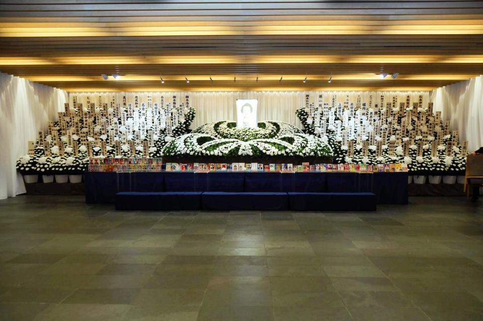 　祭壇は菊で形作られ、遺影の周りには著名人から送られた花が設置された（事務所提供）