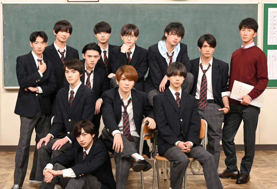 ジャニーズJr.の出演者たち。（前列）川崎皇輝、（中列左から）岩崎大昇、橋優斗、織山尚大、（後列同）川崎星輝、内村颯太、黒田光輝、作間龍斗、中村嶺亜、猪狩蒼弥、正門良規、濵田崇裕