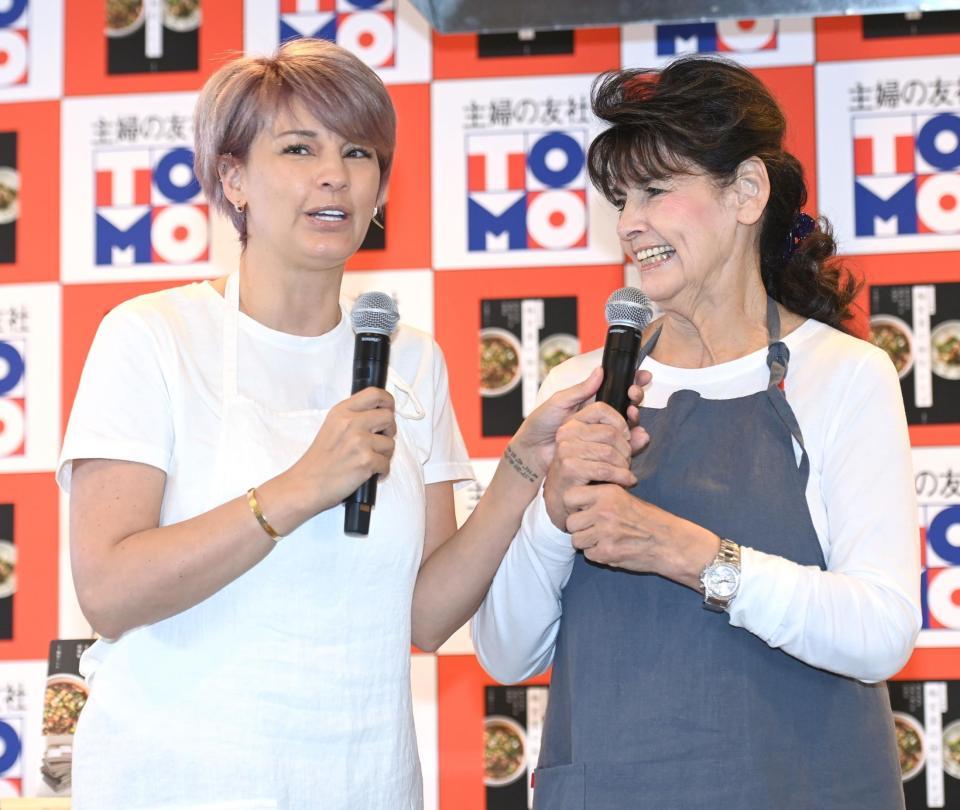 イベントに登場した梅宮アンナ（左）とクラウディア＝東京・ｐａｔｉａ東京ベイサイド店（撮影・高石航平）