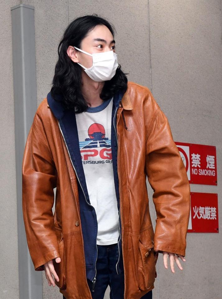 　左手薬指にちらっと見える指輪＝東京・有楽町のニッポン放送（撮影・佐藤厚）