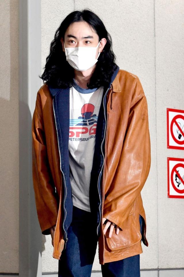 　局入り前に取材に応じる菅田将暉。左手薬指には指輪がはめられていた＝東京・ニッポン放送（撮影・佐藤厚）