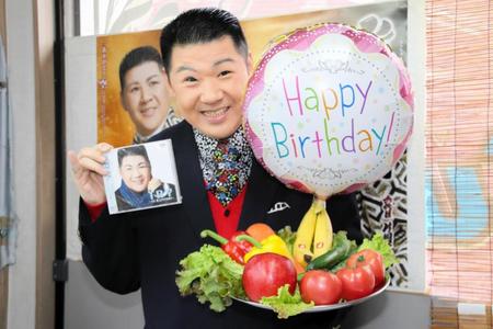 　バースデーケーキの代わりに野菜と果実で祝われた大江裕＝東京・町田