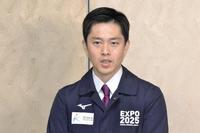 　囲み取材に応じる吉村洋文知事＝大阪府庁