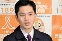 　囲み取材に応じる吉村洋文知事＝大阪府庁