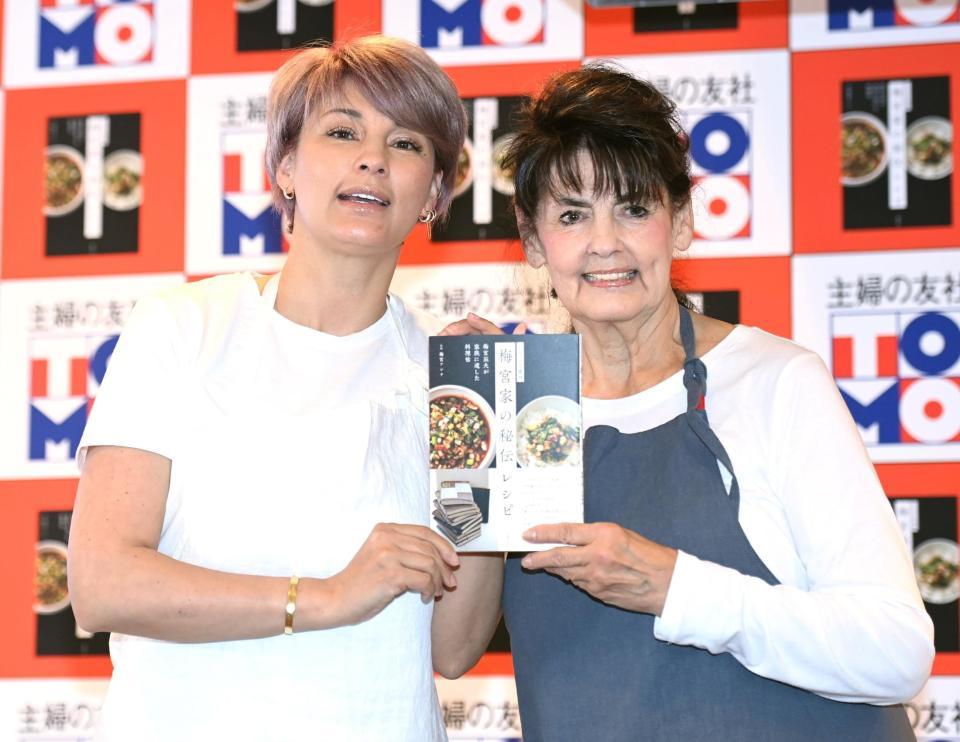 　レシピ本の出版イベントに登場した梅宮アンナ（左）とクラウディアさん＝ｐａｔｉａ東京ベイサイド店（撮影・高石航平）
