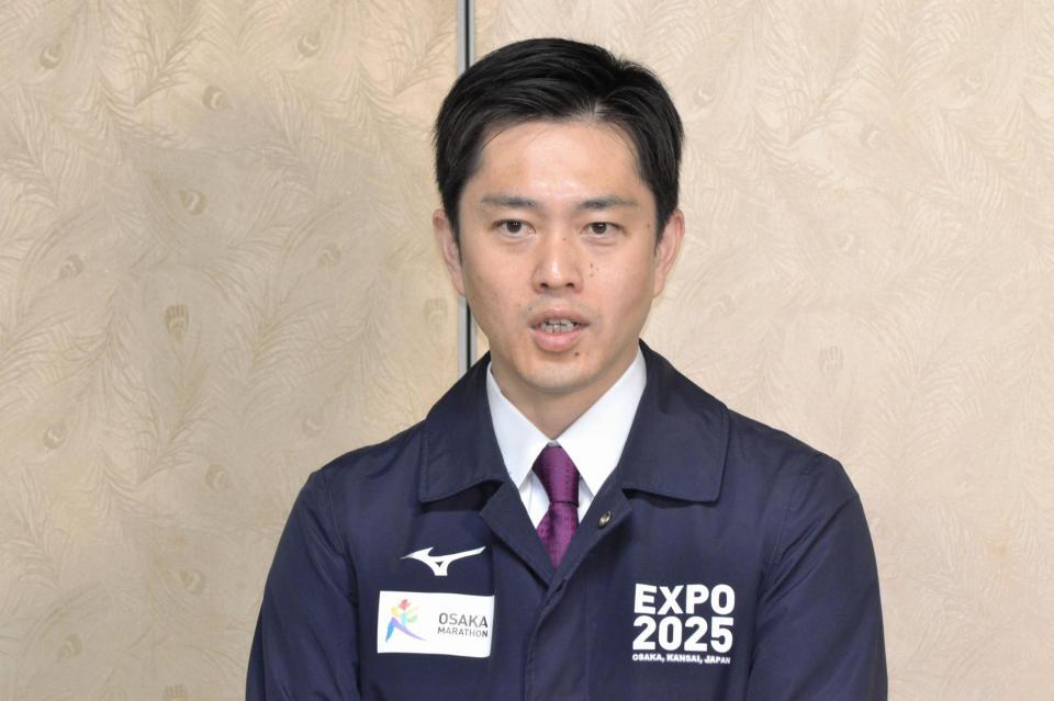 　囲み取材に応じる吉村洋文知事＝大阪府庁