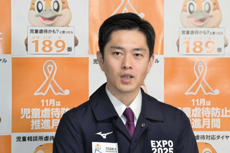　囲み取材に応じる吉村洋文知事＝大阪府庁