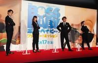 　エージェント風の衣装で登壇しポーズを決める（左から）宮野真守、多部未華子、ムロツヨシ、芳根京子＝都内