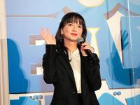 　客席に手を振る多部未華子＝都内