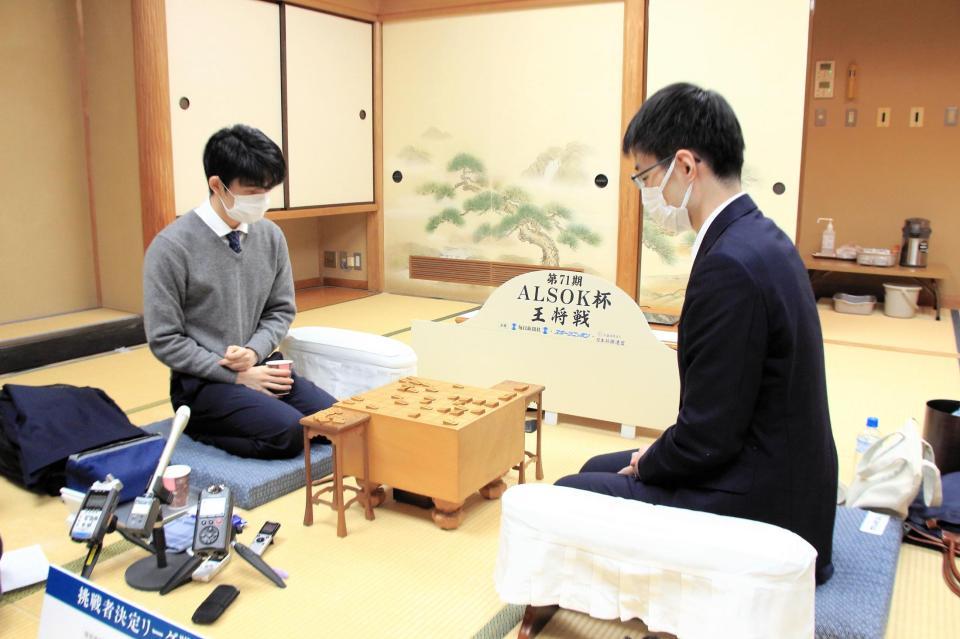 近藤誠也七段（右）に勝利した藤井聡太竜王（日本将棋連盟提供）