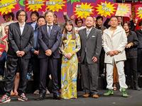 　「関西演劇祭２０２１」開会式に出席した（左から）行定勲監督、板尾創路、吉岡里帆、西田シャトナー、ＮＨＫエンタープライズの一色隆司氏＝大阪市内