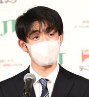 　意気込みを語る藤井聡太竜王＝東京渋谷のセルリアンタワー東急ホテル（撮影・園田高夫）