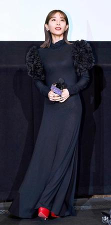 　黒のロングドレスで登場した田中みな実　