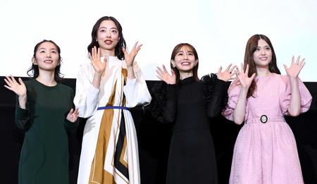 　満員の客席に向かって手を振る（左から）徳永えり、市川実和子、田中みな実、松村沙友理＝東京・新宿バルト９（撮影・園田高夫）