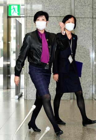 入院後、初めて登庁した小池百合子都知事（左）