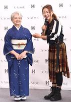 共演した母親の英子さん（左）を紹介する東ちづる＝東京港区のエイベックス本社（撮影・園田高夫）