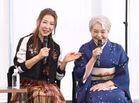 啓発キャンペーンのイベントに参加した東ちづる（左）と母親の英子さん＝東京港区のエイベックス本社（撮影・園田高夫）