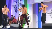 吉村崇（左）、原田龍二（中央）と裸芸を披露する齋藤璃佑さん＝東京・ＥＢｉＳ３０３（撮影・金田祐二）