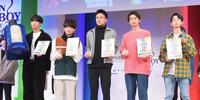 記念写真に納まる（左から）明色美顔ボーイ賞・西原大湖さん、フォトジェニック賞・大塚大雅さん、グランプリ・斎藤璃佑さん、準グランプリ・西優行さん、審査員特別賞・松谷太虹さん＝東京・ＥＢｉＳ３０３（撮影・金田祐二）
