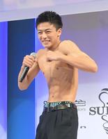 裸芸を披露する斎藤璃佑さん＝東京・ＥＢｉＳ３０３（撮影・金田祐二）