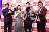 吉村崇、朝日奈央、原田龍二（左から）に祝福されるグランプリの齋藤璃佑さん（右から２人目）＝東京・ＥＢｉＳ３０３（撮影・金田祐二）