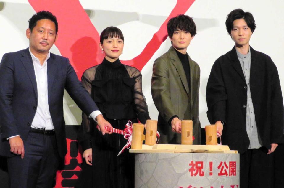 　鏡開きを行った（左から）入江悠監督、川口春奈、岡田将生、薬丸翔＝東京・池袋