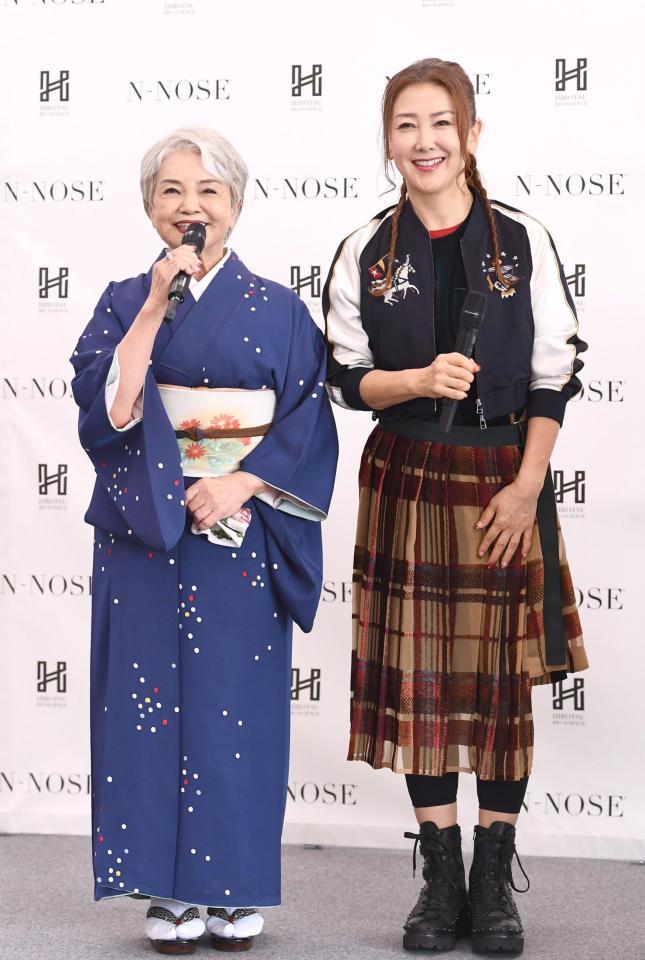 啓発キャンペーンのイベントに出演した母親の英子さん（左）と東ちづる＝東京港区のエイベックス本社（撮影・園田高夫）