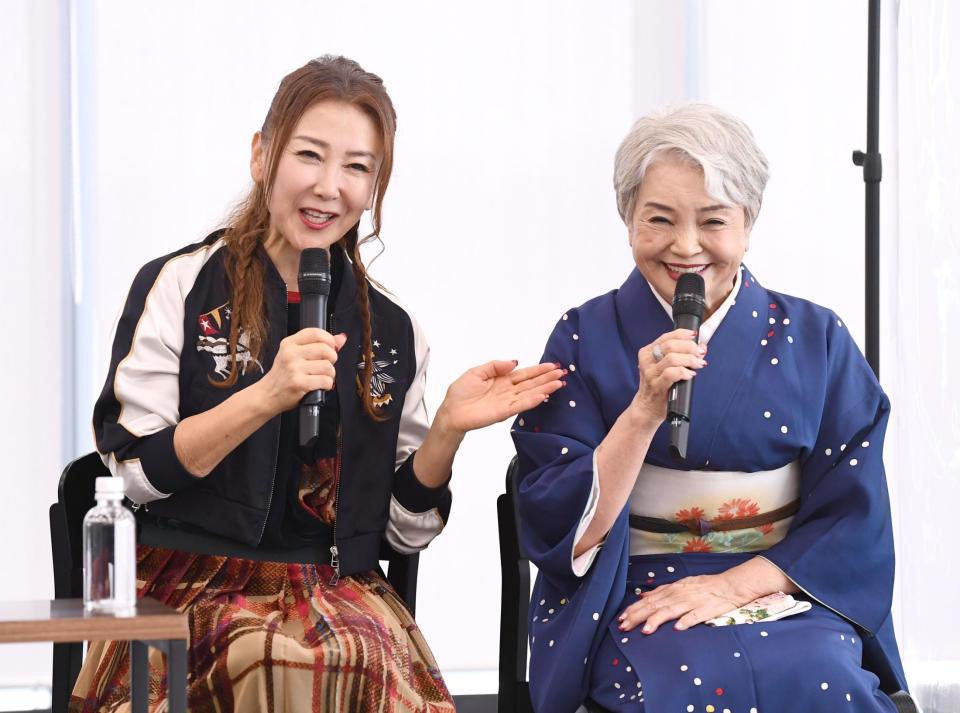 啓発キャンペーンのイベントに参加した東ちづる（左）と母親の英子さん＝東京港区のエイベックス本社（撮影・園田高夫）