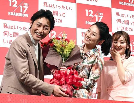 　安田顕（左）から花束を贈られ、笑顔の小池栄子。右は岡田結実＝東京・スペースＦＳ汐留（撮影・園田高夫）