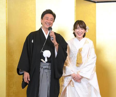 　神前結婚式＆夫妻記者会見を行った原田龍二（左）と愛夫人（撮影・堀内翔）