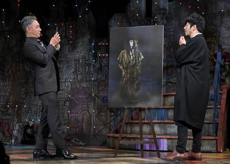 　西野亮廣と製作発表会見を模様をＳＮＳにアップするため携帯カメラで撮影する市川海老蔵（左）＝撮影・三好信也