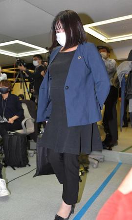 　前回とは一転、地味な服装で会見場に現れた木下富美子都議＝東京都庁（撮影・出月俊成）