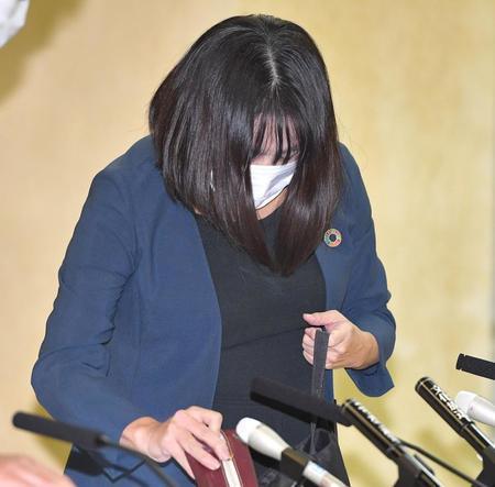 　腕には装飾品がなかった木下富美子都議＝東京都庁（撮影・出月俊成）