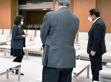 　記者会見後、東京都議会議長（右）に辞職願を提出する木下富美子都議（左）
