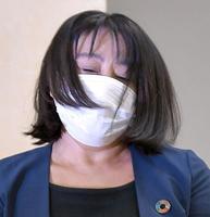 　髪を振り乱して会見する木下富美子都議＝東京都庁（撮影・出月俊成）